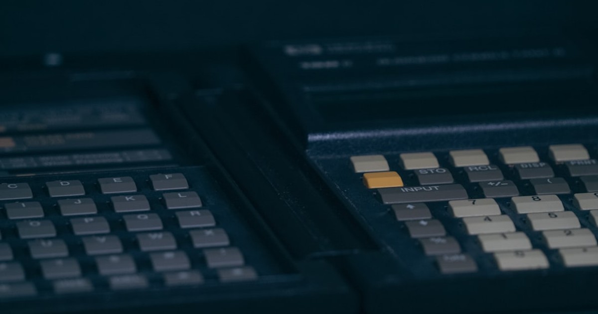 【2026年最新】Claude Code vs Manus 徹底比較｜6つの軸で正直に勝敗をつけた結果