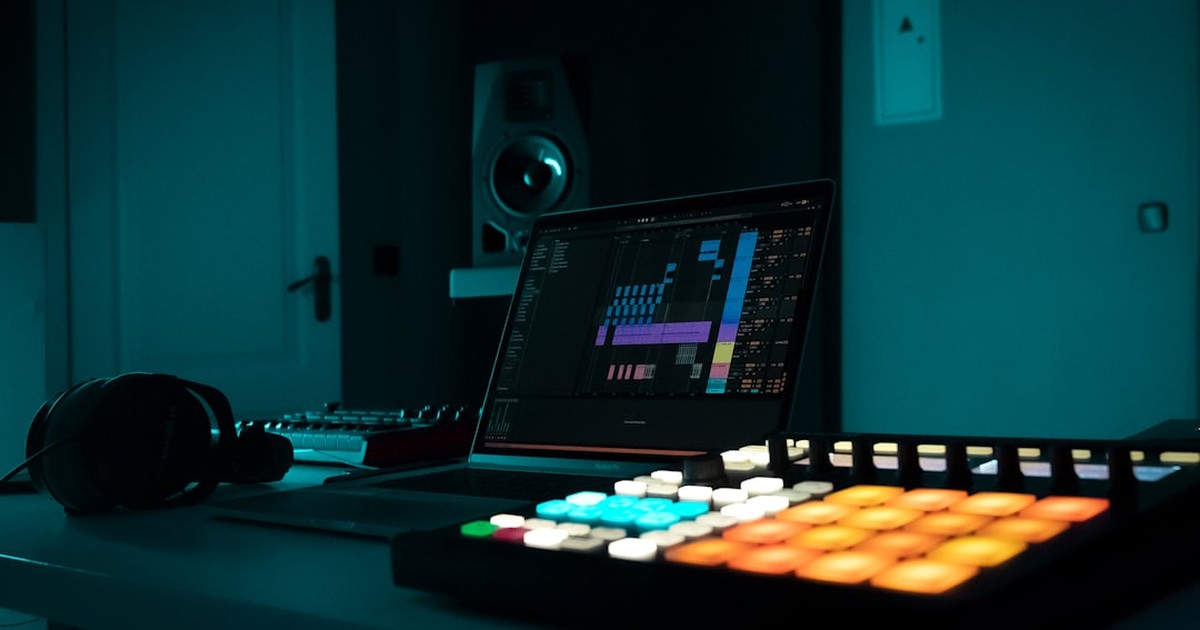 【2026年5月最新】Suno AIの使い方完全ガイド｜AI作曲の始め方・料金・商用利用まで解説