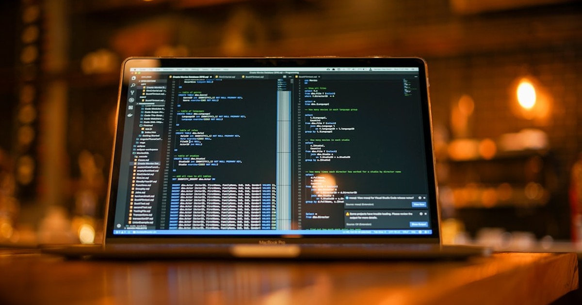 【2026年7月最新】コーディングとは？プログラミングとの違い・学習法と、Claude Codeで変わるコーディングの未来
