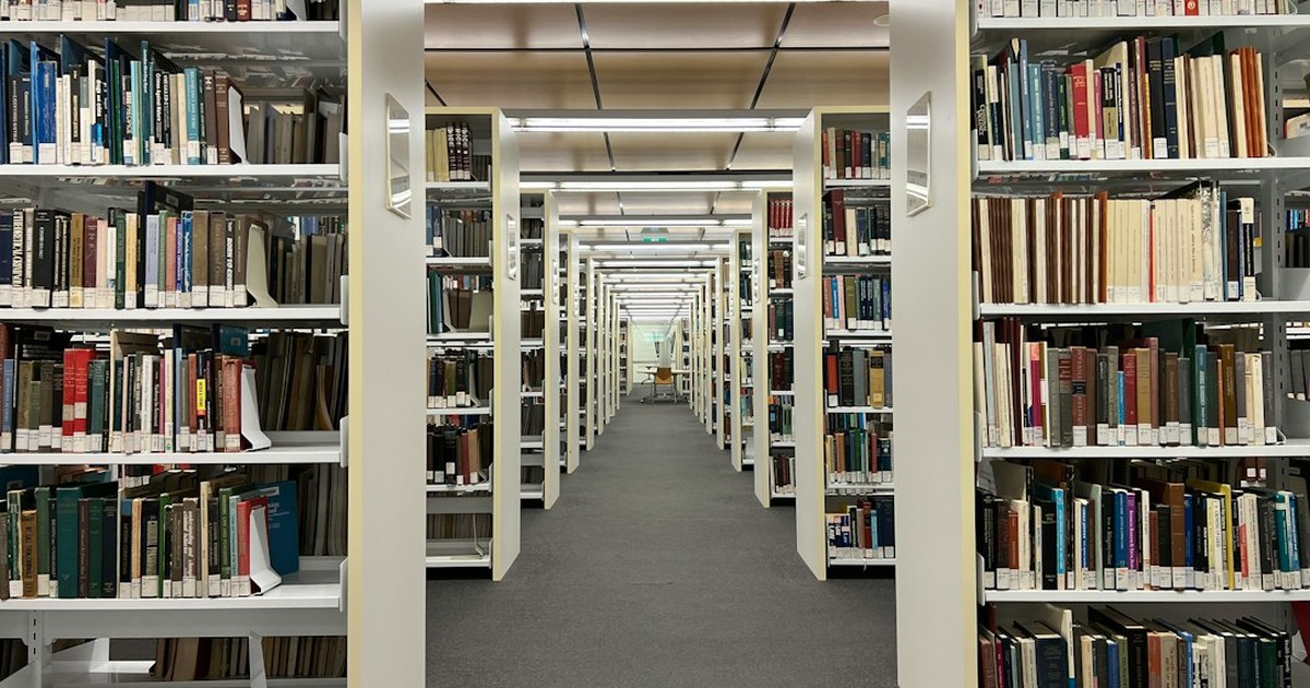【2026年9月最新】横浜市立図書館「蔵書検索AI」導入事例に学ぶ、自然言語検索の仕組みと社内ナレッジ検索への応用