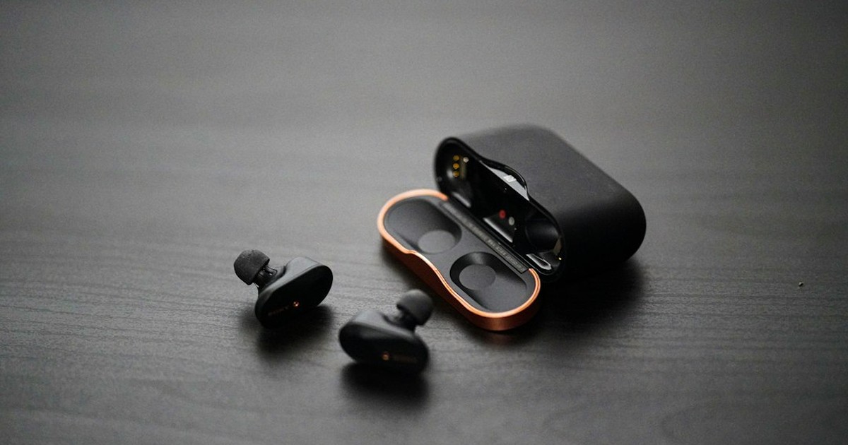 【2026年10月最新】AirPods Pro3のライブ翻訳とは｜リアルタイム翻訳AIを多言語対応・海外商談に活かす方法