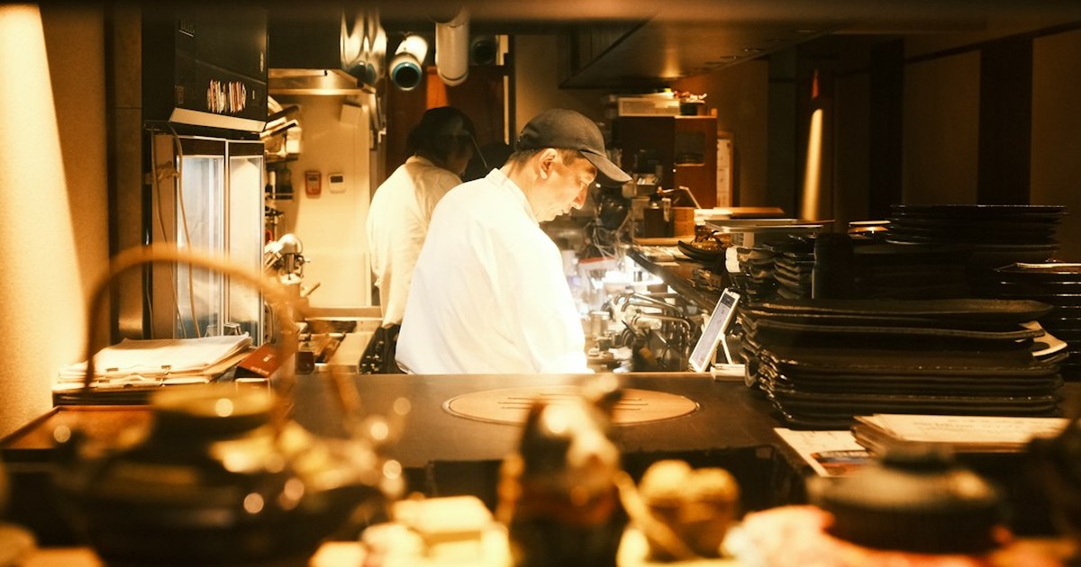 【2026年10月最新】飲食店の人手不足対策は？原因と打ち手、店長の事務をAIに任せて閉店後の仕事を減らす方法