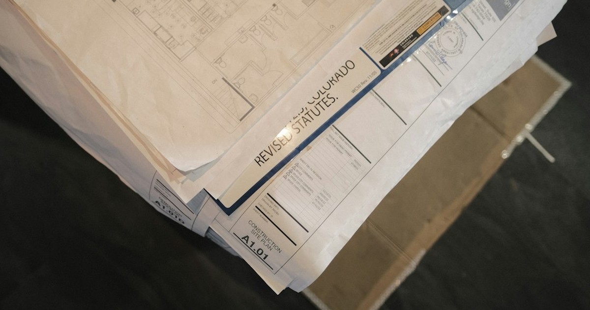 【2026年10月最新】建設業のDX事例の探し方と進め方｜中小の建設会社が使える6つの型と、安全書類・請求照合・原価集計をAIに任せる方法